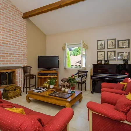 Villa Sleeps 6 Pool Air Con Wifi
