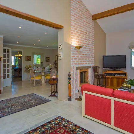 Sleeps 6 Pool Air Con Wifi Le Cannet